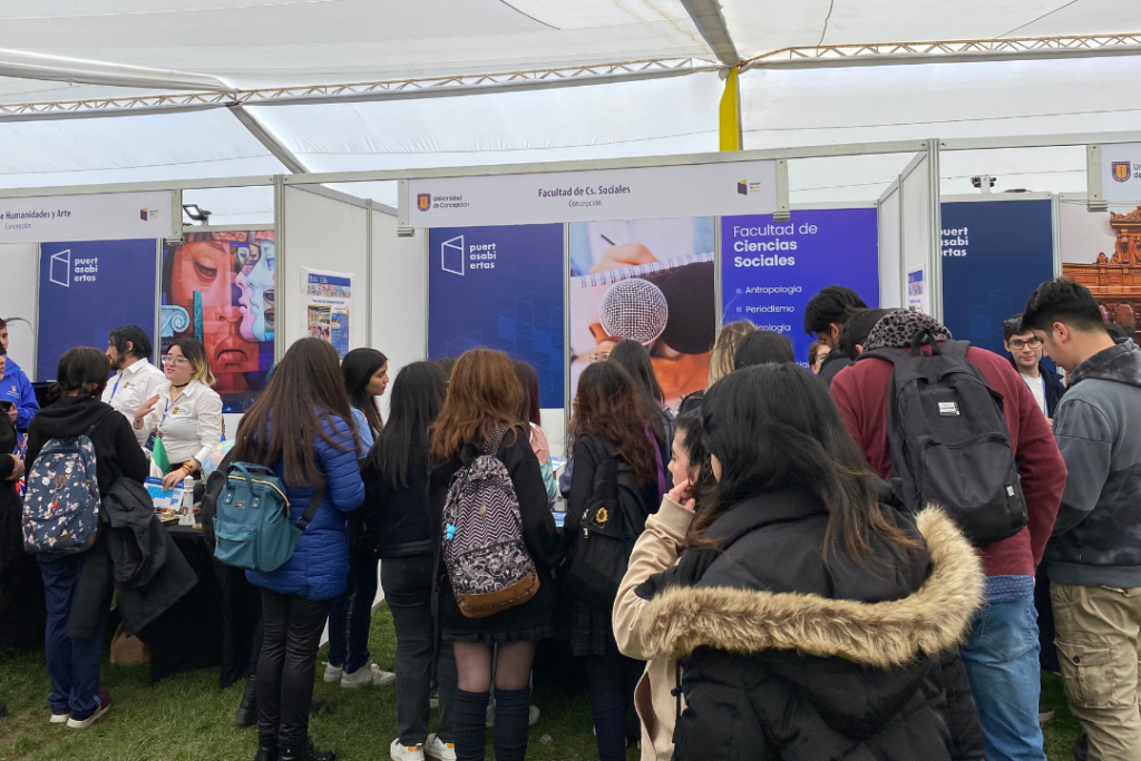 Destacada participación de Ciencias Sociales en la feria Puertas ...