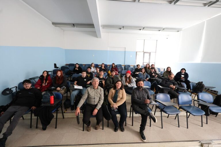 La importancia del fotoperiodismo a la hora de narrar un acontecimiento: Carlos Acuña Oliva realizó conversatorio para alumnos del ramo de Narrativa Fotográfica de Periodismo UdeC