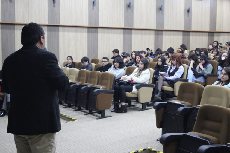 Trabajo Social en conjunto con el Seremi del Ministerio de Desarrollo Social y Familia realizaron seminario