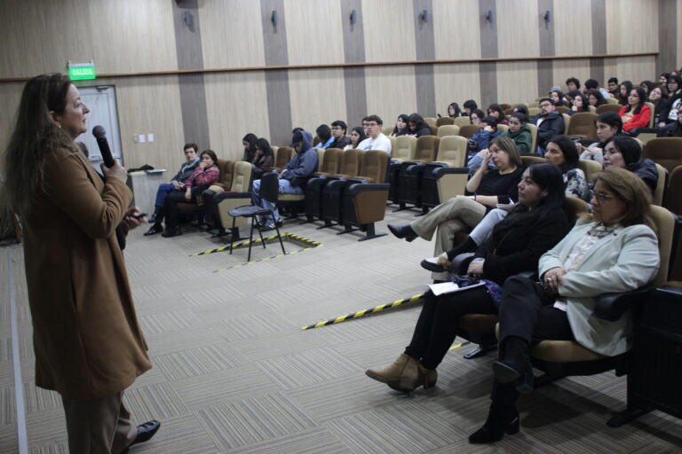 Seminario sobre los desafíos del Servicio de Protección Especializada a la Niñez y Adolescencia marca una exitosa jornada en la Facultad de Ciencias Sociales