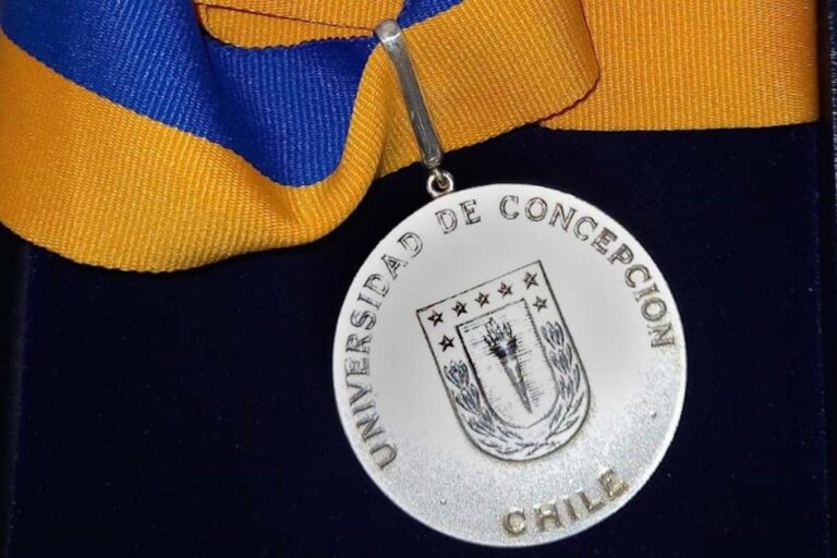 Estudiantes que completaron el programa de Doctorado en Psicología recibieron distinción de medalla doctoral