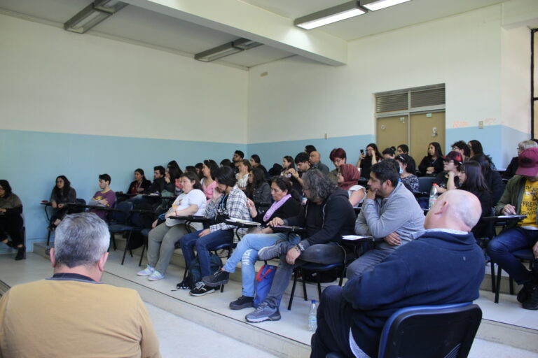 Encuentro en la Facultad de Ciencias Sociales aborda condiciones laborales de profesionales en Salud Mental