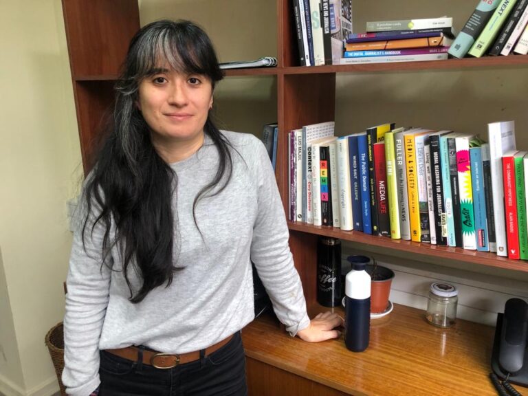 Académica de Periodismo UdeC participa en estudio nacional sobre desconexión informativa en audiencias chilenas