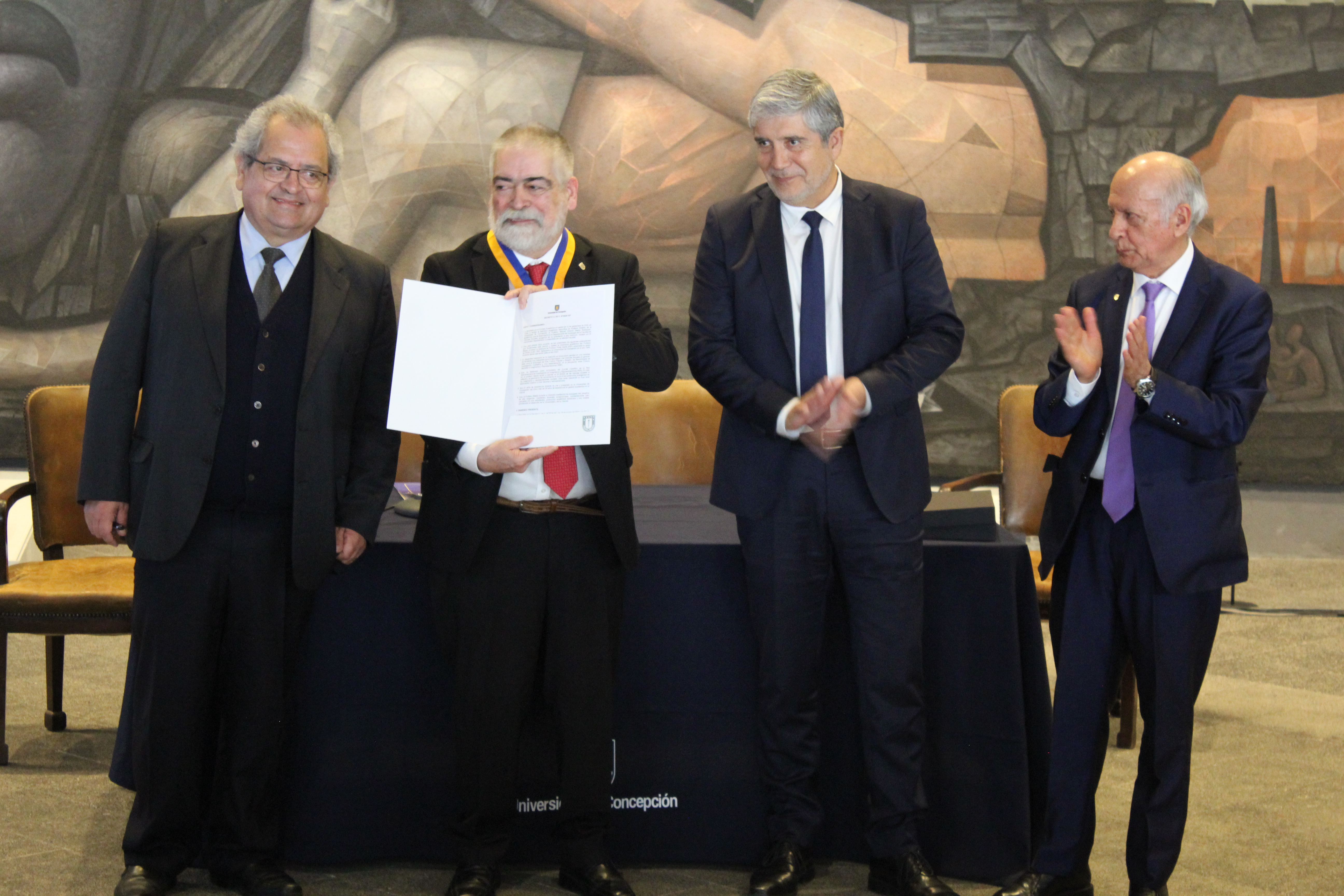 Universidad de Concepción reconoció al docente de la Facultad de Ciencias Sociales UdeC Dr. Manuel Antonio Baeza como Profesor Emérito en emotiva ceremonia
