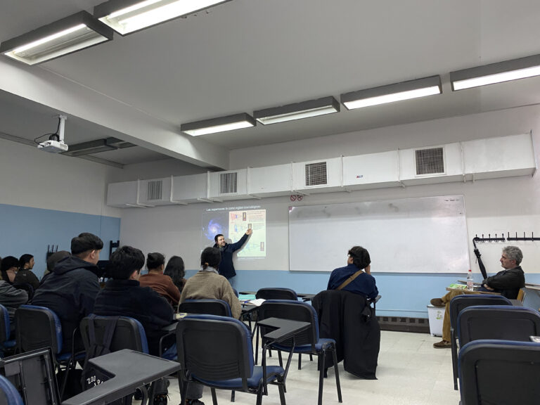 Académico Ricardo Demarco abordó el origen del universo en clase de Antropología UdeC