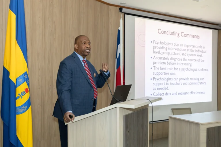 Dr. Frank C. Worrell destacó la importancia de las intervenciones tempranas para promover el bienestar de adolescentes en contextos escolares