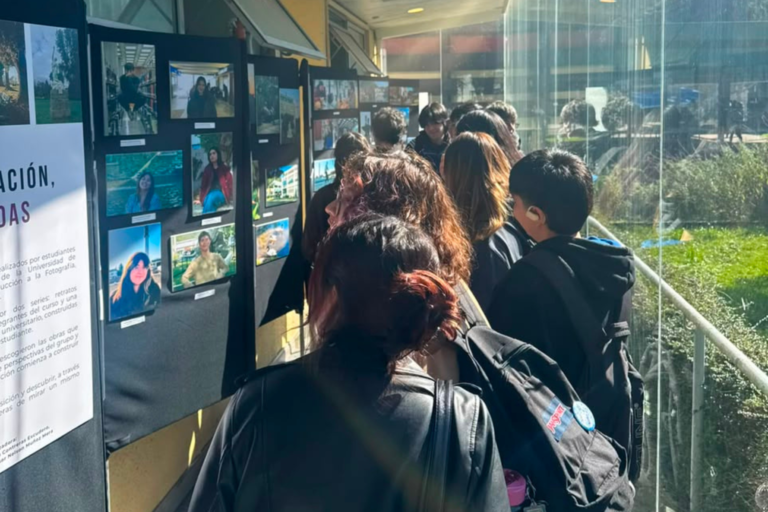 “Nueva generación, nuevas miradas”: estudiantes de primer año de Periodismo UdeC llevan su experiencia universitaria a una muestra fotográfica