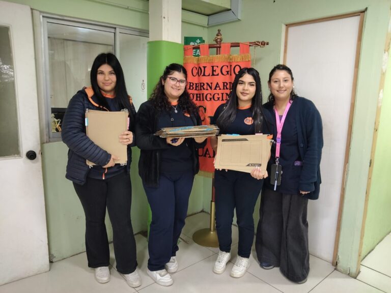 Facultad de Ciencias Sociales dona carpetas reutilizadas para apoyar tutorías de lectura del Colegio Bernardo O’Higgins
