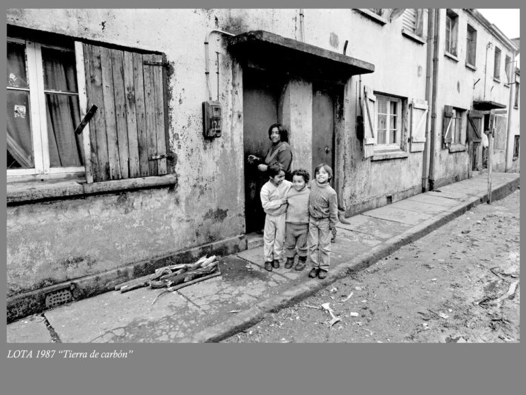 Exposición fotográfica “Lota 1987: Tierra de Carbón” rescata la memoria de la actividad minera y sus trabajadores